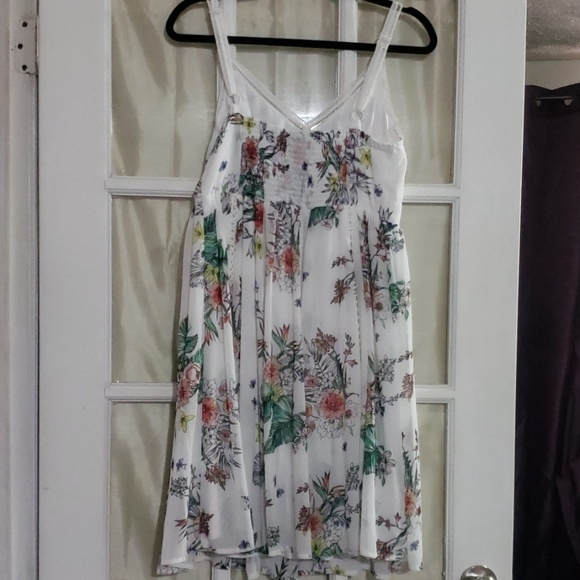 NWT! Floral dress with crochet accents - Picture 5 of 7